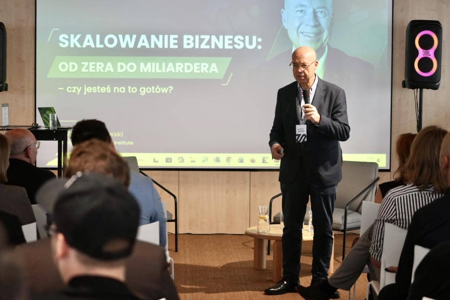 Dr Witold Jankowski na scenie, wystąpienie o skalowaniu biznesu
