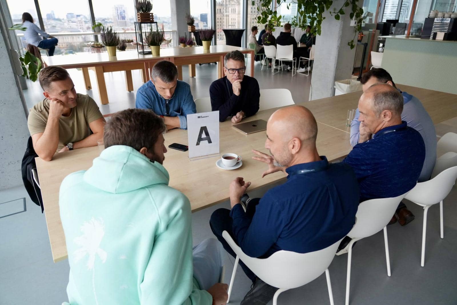 Grupa przy stole A w pierwszej rozmowie nowego kwartału